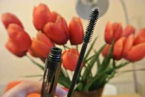 Hourglass film noir mascara