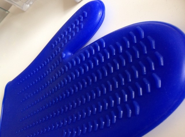 budget make-up brush cleaning glove - somanylovelythings