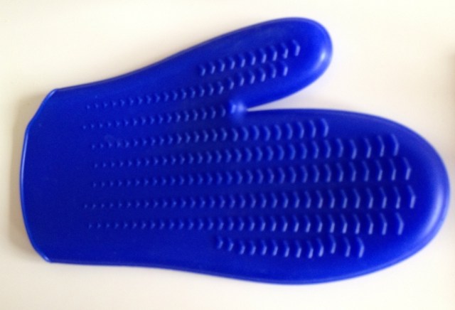 budget make-up brush cleaning glove - somanylovelythings