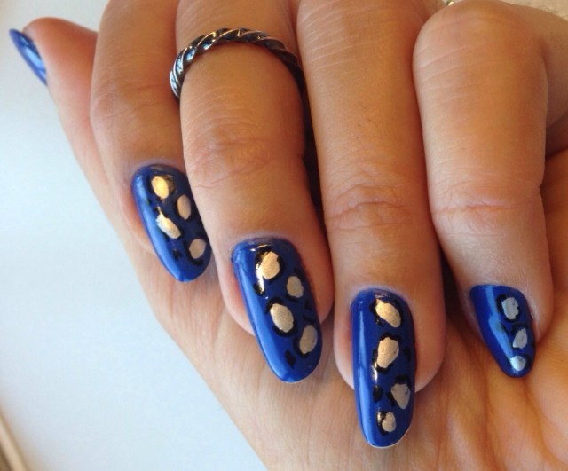 blue and silver leopard print manicure - somanylovelythings