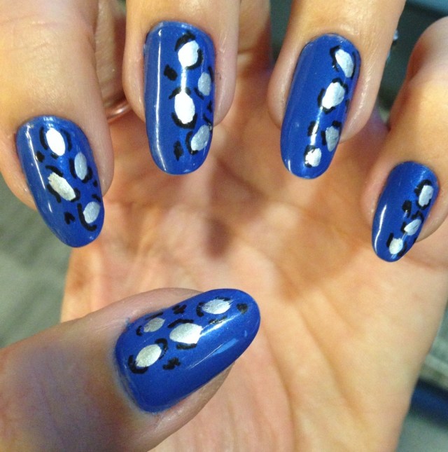 blue and silver leopard print manicure - somanylovelythings