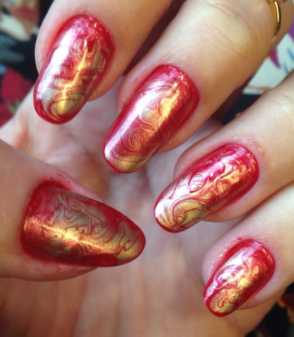 red and gold marble nails - somanylovelythings