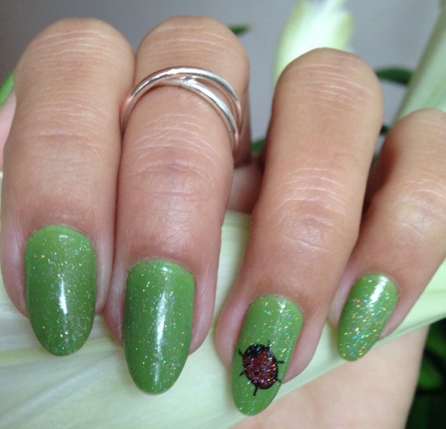 green nails with ladybird - somanylovelythings