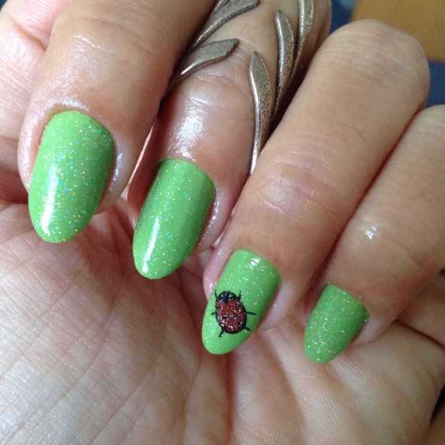 green nails with ladybird - somanylovelythings