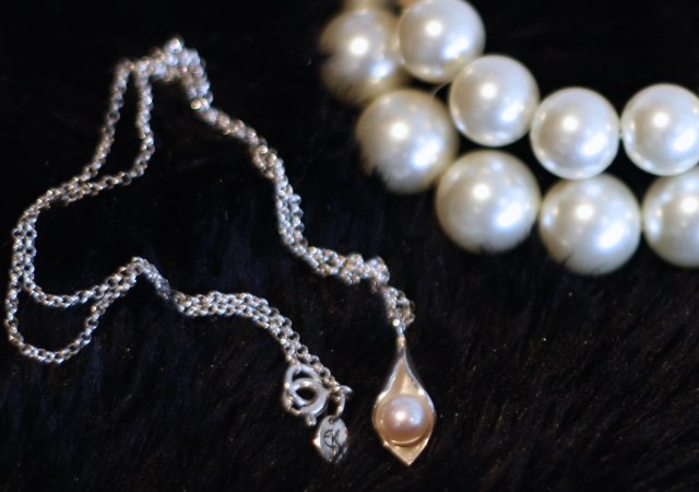 emma-kate francis calla lily necklace - somanylovelythings