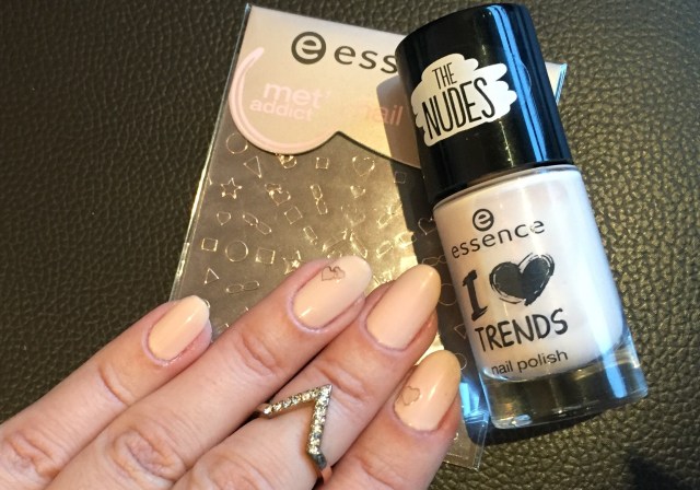 nude and rose gold nails - somanylovelythings