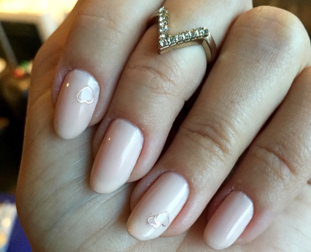 nude and rose gold nails - somanylovelythings